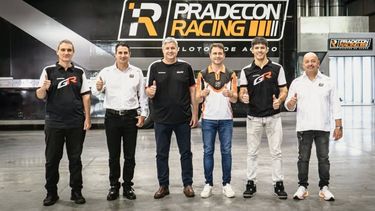 Matías Rossi a la derecha, entre Christian Lesdesma y Alberto Jaime, en el Pradecon Racing.