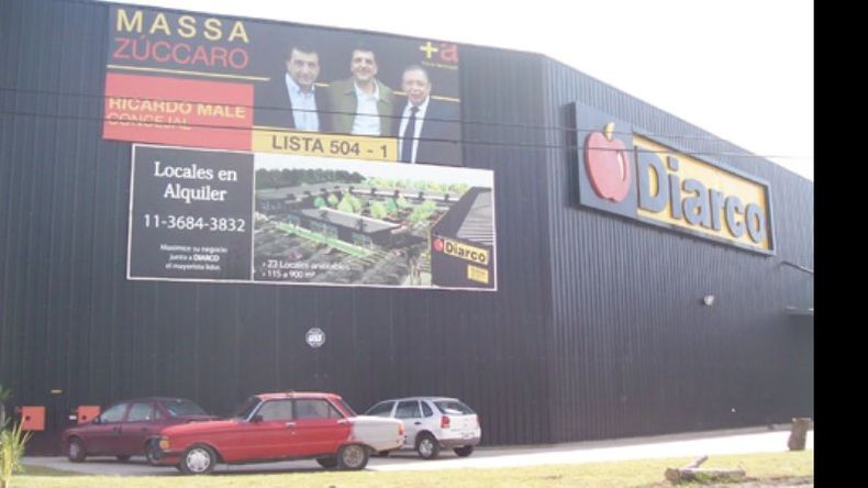 Candidato en oferta. El massista Ricardo Male se tomó muy en serio eso de formar parte de la Oferta electoral. Tanto, que esta gigantografía suya está colocada en la mismísima fachada del supermercado mayorista Diarco, en la Panamericana. No está en la colectora, no en la vereda, sino directamente adentro del centro comercial..