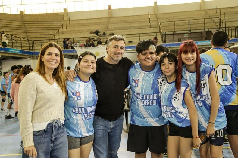 DEPORTE. Achával y Peralta con los integrantes de uno de los equipos.