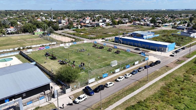 DESDE ARRIBA. La nueva cancha del Club Municipal ya recibe a los chicos.