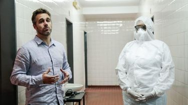 PREVENCIÓN. Achával recorrió esta tarde el nuevo Meisner junto al personal sanitario. .