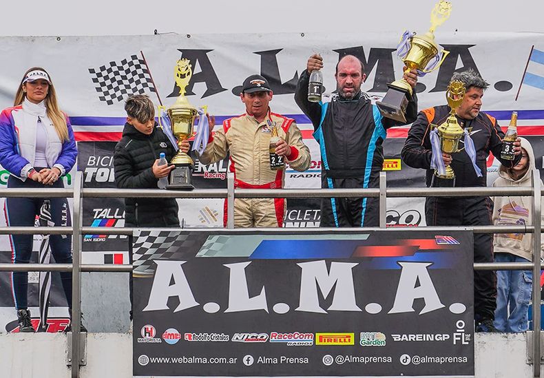 TERCERO. Laly Cordone (der.) en el podio de la primera final junto a Víctor González y Fernando Casasco.