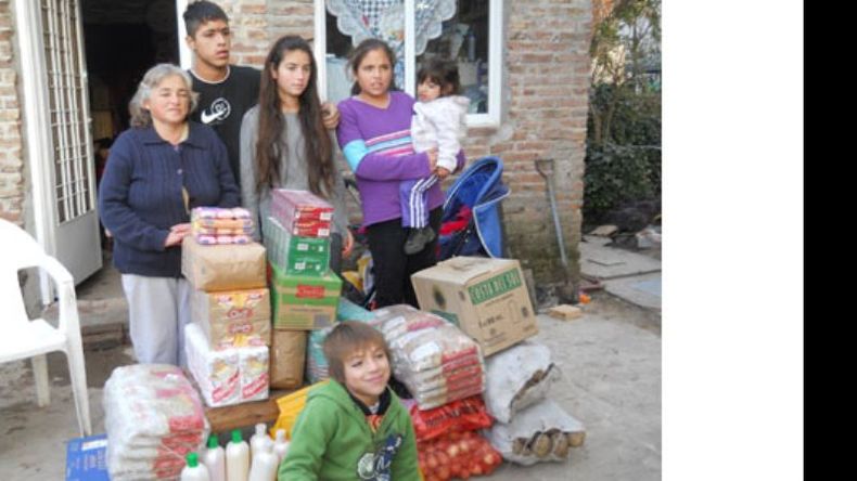 Los chicos, con parte de las donaciones recibidas..