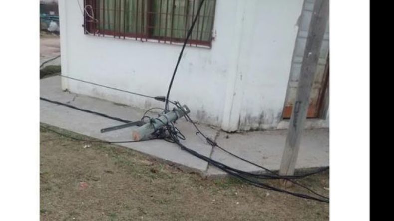 Vecinos del barrio San Jorge de Pilar denunciaron ayer ante el WhatsApp de El Diario (1158054360), la caída de tres postes de luz. Si bien se comu-nicaron con Edenor, no tuvieron respuesta por parte de la concesionaria..