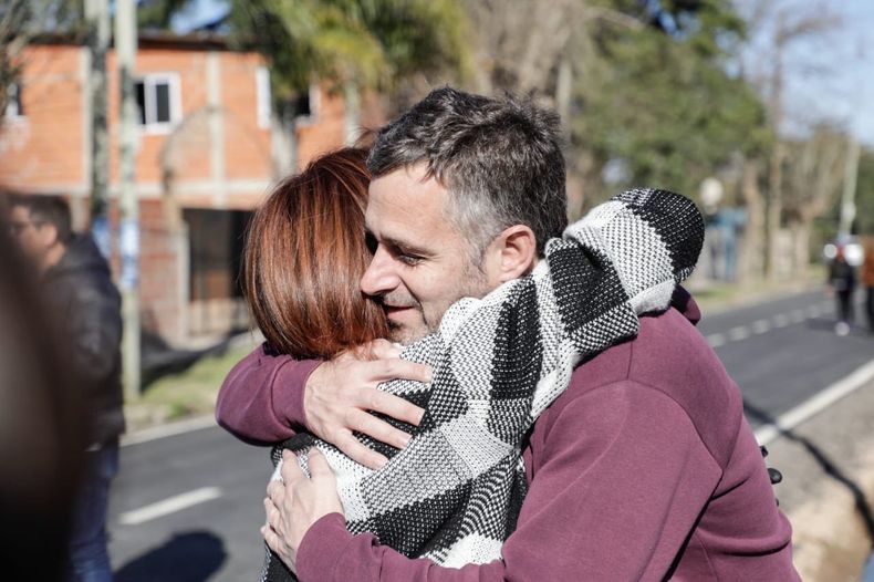 NUEVO ASFALTO. Achával charló con vecinos de Del Viso. &nbsp;