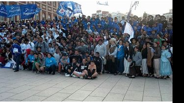 Todas las delegaciones posan para la foto en la Rambla de la playa popular en Mar del Plata..