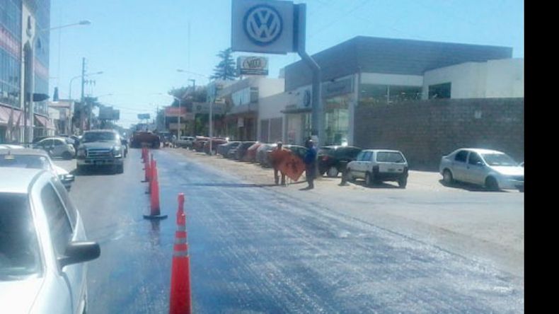 Los obreros realizaban ayer los trabajos de mejoras sobre la vieja 8..