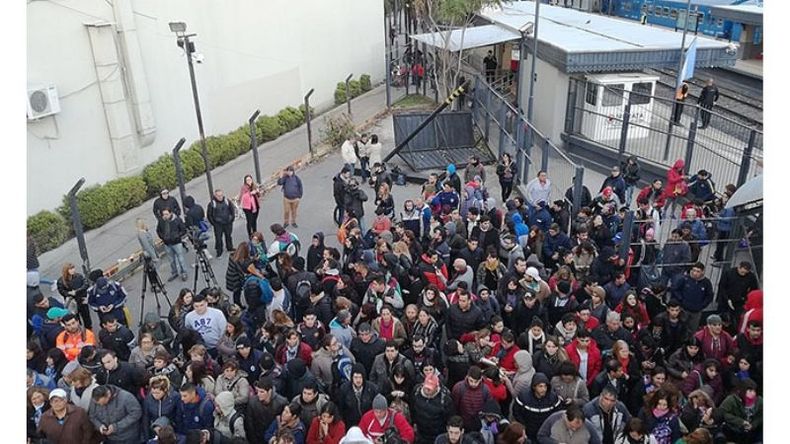 ESPERA. Cientos de usuarios se apiñan para tomar un colectivo en Villa del Parque..