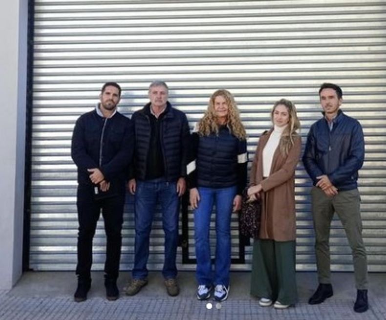 PUERTA CERRADA. Concejales libertarios y macristas frente al Concejo Deliberante. &nbsp; &nbsp;