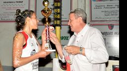 DEBUT. “Espero hacer un buen torneo”, declaró la pivote, que recibió el trofeo por el título de la ABZC..