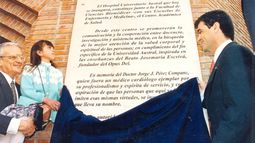 Inauguración del Hospital Universitario Austral, en el año 2000. Una de las primeras pacientes derivadas del Hospital Sanguinetti, descubre una placa junto al director médico, Juan Carlos De Lucca, y el intendente Sergio Bivort. .
