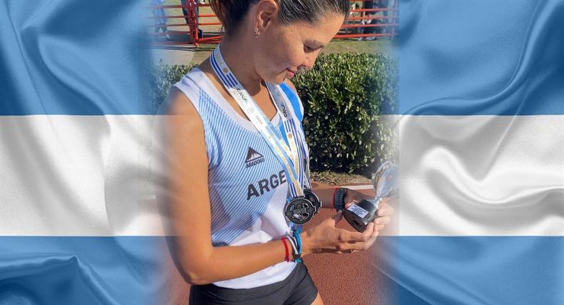 CAMPEONA. Roxi Báez con sus medallas y la Copa Americana de 50K.