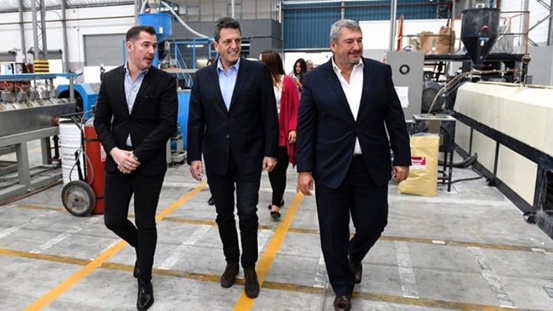 RECORRIDA. Junto a dirigentes locales y nacionales, Massa se enfocó en la crisis..