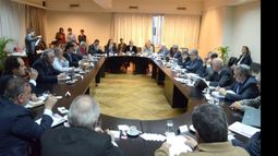 Humberto Zúccaro (izq) durante la reunión de jefes comunales y funcionarios..