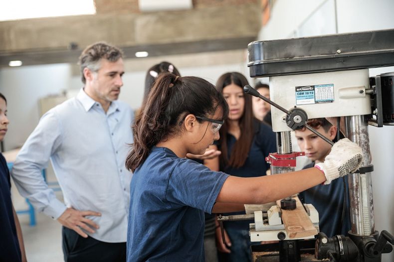 TALLER. Achával recorrió la Escuela Técnica Nº 4 de Villa Rosa, uno de los 31 nuevos edificios que construyó durante su gestión.