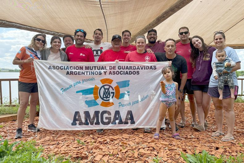 Los integrantes de la Escuela Municipal de Guardavidas de Pilar.