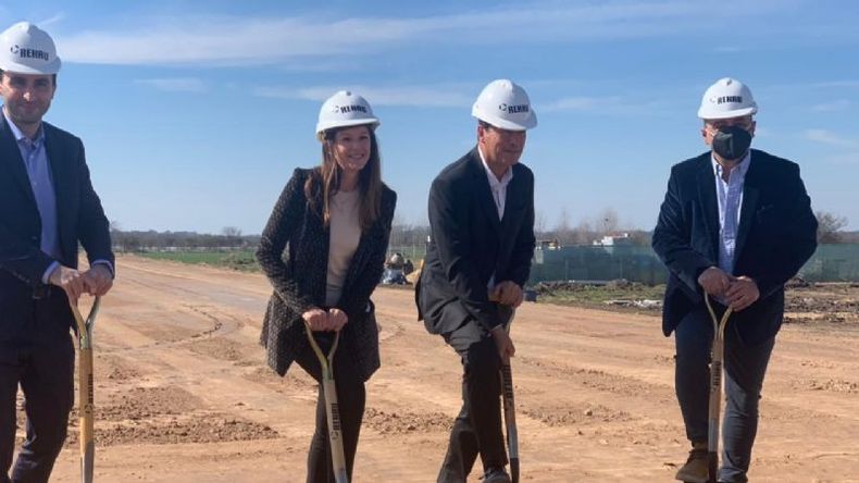 Las autoridades de la empresa, que ya lleva 27 años en el país. .