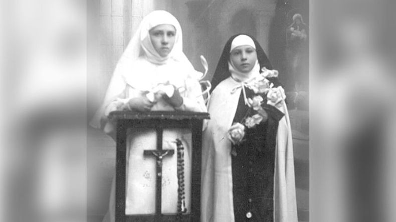 Primera Comunión, en el año 1936. Las niñas debíanmostrar una religiosidad extrema, ya desde la vestimenta..