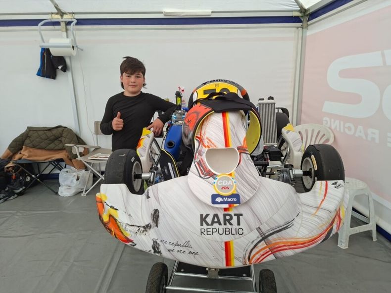 BOXES. Toto Perea junto a su Kart alistado por el equipo de Matías Milla.