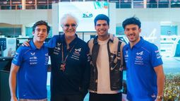 Franco Colapinto, Flavio Briatore y Pierre Gasly recibieron en el box de Alpine a Carlos Alcaraz, actual número 1 del tenis mundial. Franco Colapinto, Flavio Briatore y Pierre Gasly recibieron en el box de Alpine a Carlos Alcaraz, actual número 1 del tenis mundial.