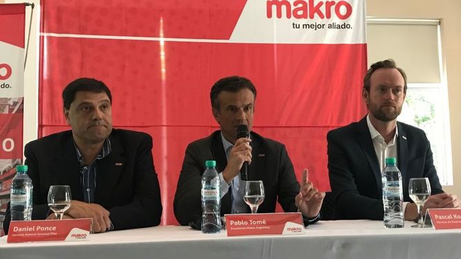 Conferencia. De izquierda a derecha: Daniel Ponce, gerente de la sucursal Pilar; Pablo Tomé, presidente de Makro Argentina y Pascal Koot, director de Desarrollo de Clientes.
