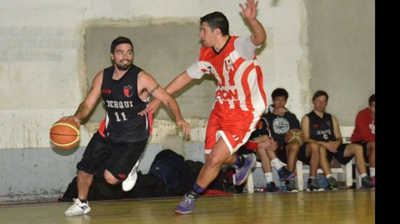 SIN CAMINOS. Luis Díaz (29), custodiado por Lucas Bertolotti, clave para el Rancho..
