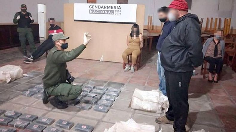 COCAÍNA. Era transportada en dos camionetas en envoltorios diferenciados..