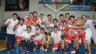 RANCHO GLORIOSO. La celebración de Atlético Pilar en el Provincial de Clubes 2015.