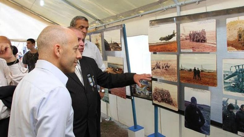 VISITA. Ducoté recorrió la muestra ayer a la mañana. .