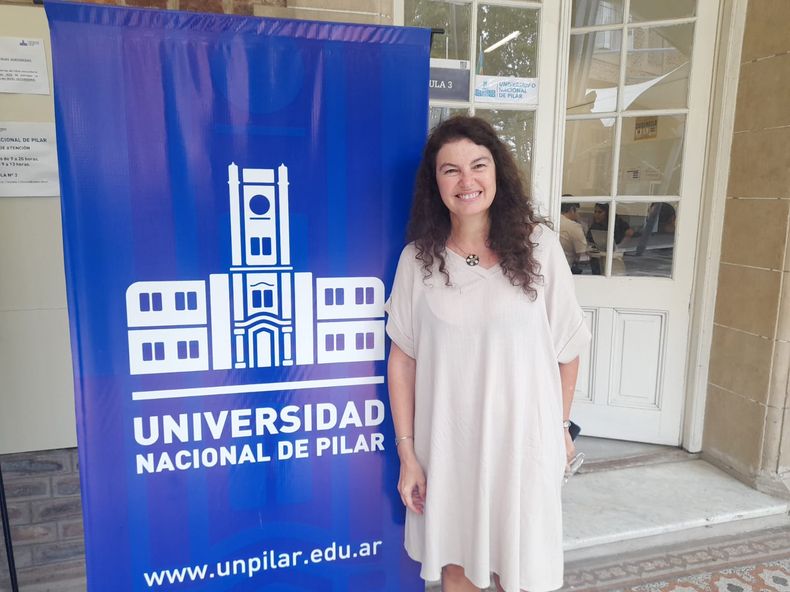 BIENVENIDA. La rectora de la Universidad, Lizzie Wanger, prepara la puesta en marcha.