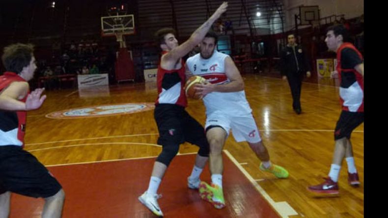 A LUCHARLA. Nacho Suárez no puede frenar a Laguzzi. Derqui cayó en Zárate y ya no puede alcanzar a Sportivo..