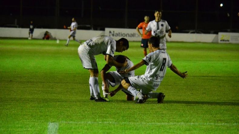 Todos abrazan a Tossi, autor de un golazo desde 35 metros. Foto: Fredy Caballero. .