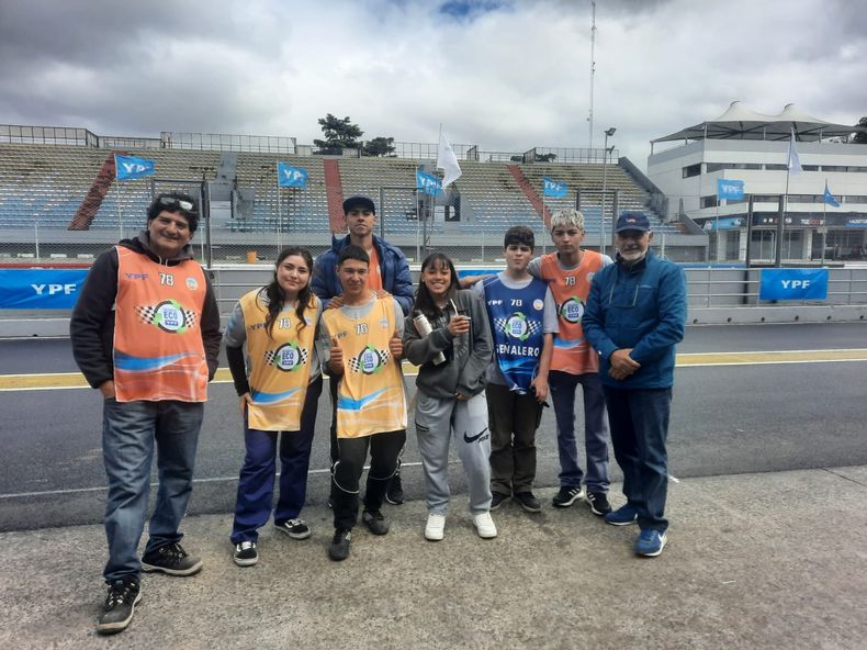 El equipo de la Técnica Nº2 de Derqui, en el autódromo.