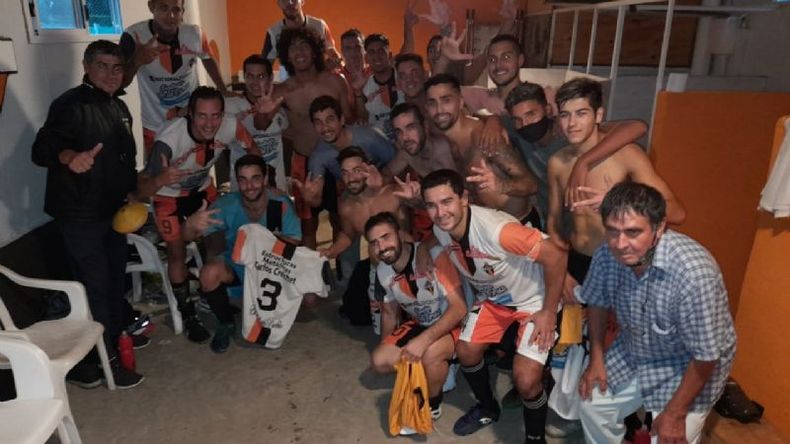 TRIUNFO. El festejo de Manzanares en el vestuario tras ganarle a América..