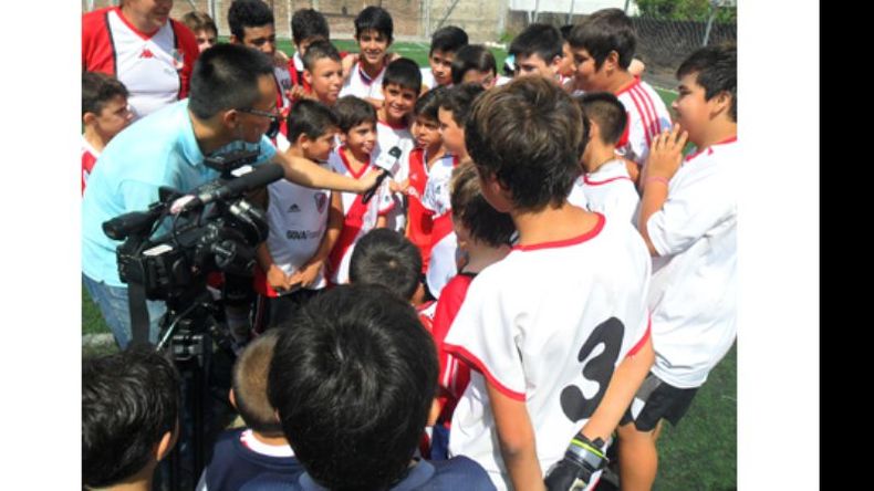 Millonarios en chino. Wang Chen, corresponsal de la Televisión Central China CCTV, estuvo en Del Viso entrevistando a los integrantes de la filial de River..