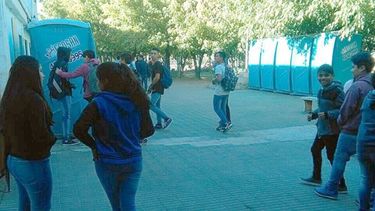 QUÍMICOS. Imagen tomada ayer a la mañana en la Secundaria 8..
