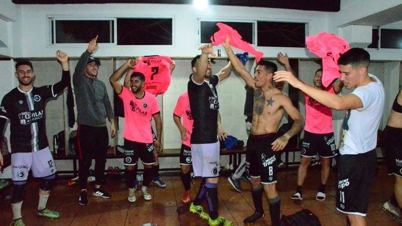 Festejo en el vestuario de Real Pilar. Foto: Fredy Caballero. .