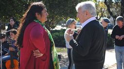 APUESTA. Natalia Cabral junto a Esmael Geder, ex presidente..