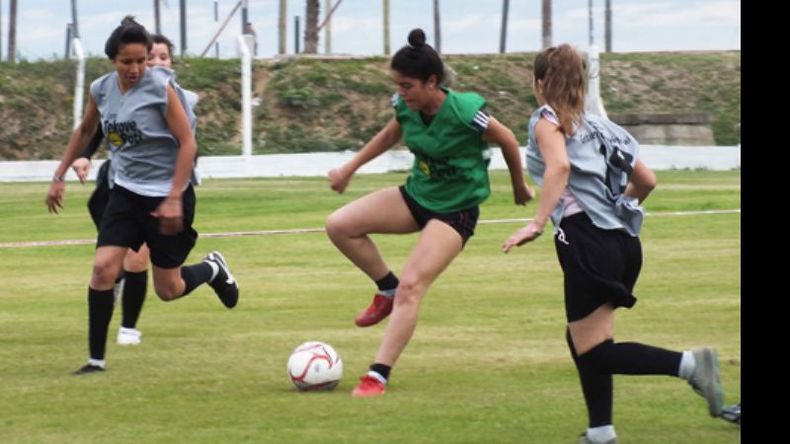El picadito: más lejos de la ola de marketing y cerca del deporte que se ama. Las chicas disfrutan del juego..
