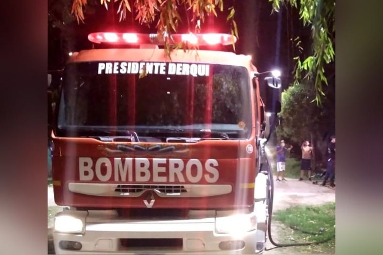 El fuego se desató en una propiedad del barrio Toro de Presidente Derqui cuyas pérdidas materiales fueron totales.&nbsp;