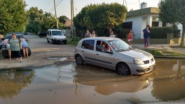 PASO DIFÍCIL. Una calle estrozada en Peruzzotti, donde los vecinos reclaman obras..