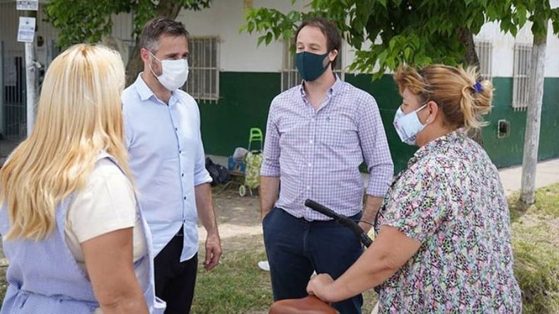 DE A PIE. Achával y López dialogaron con vecinos en su recorrida..