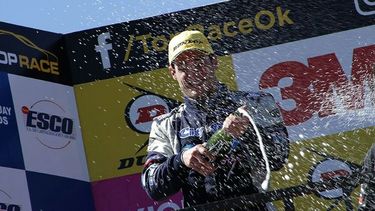 Azar festeja en el podio de General Roca. El delvisense cortó una racha de 10 carreras sin terminar entre los 3 mejores..