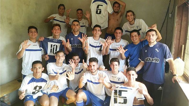 FELICIDAD. La Sub 20 de Unión festeja en el vestuario la goleada en casa..