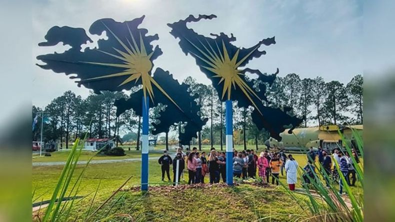 Acompañamos a la Escuela Especial Nº 502 “René Favaloro” a una visita guiada por el #CenotafioDeMalvinas. Estudiantes de la localidad de Derqui vivieron una experiencia en la que pudieron descubrir los detalles de nuestra historia. #Acompañados #PilarTurismo #MalvinasNosUne. Pilar Turismo / @PilarTurismo..