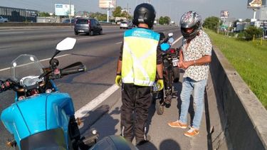 #BuenosAires | Agentes de la ANSV detuvieron a un motociclista que circulaba sin casco por la Panamericana, en el km 27. Después de subsanar la falta, pudo continuar. #UsaCasco #ElControlSalvaVidas #SeguridadVial. Seguridad Vial / @InfoSegVial..