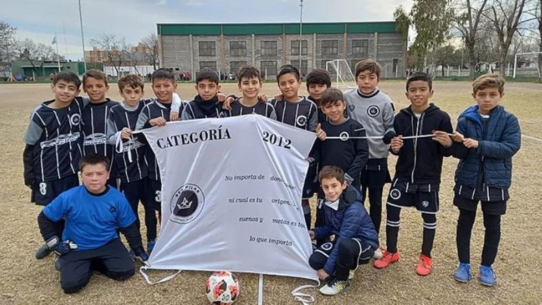 CON JUEGO. Los chicos de la 2012 de Real dan pelea a los de arriba..