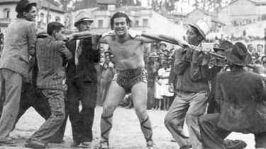 Impactante imagen de Tibor Gordon cuando hacía espectáculos públicos de demostración de fuerza. La foto es de 1947, antes de convertirse en guía espiritual de multitudes..