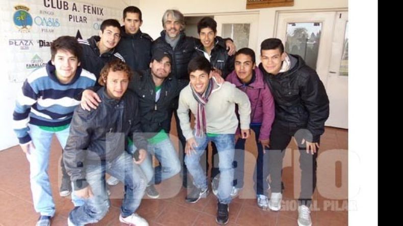 Los chicos de la sub 20 de Flecha Azul interpretan al equipo contrario al de Juan Bautista Pittilanga, jugador que opera como eje central de “Papeles en el viento”..