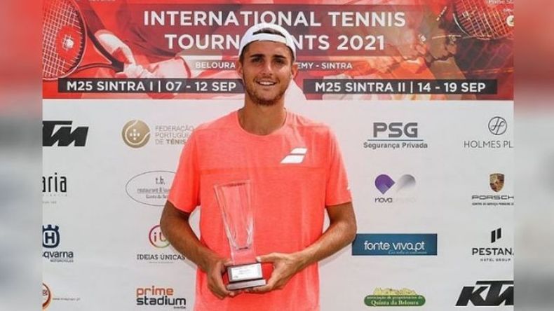 GALARDÓN. El Duke Taverna con el premio del M25 de Sintra. (Foto: Events Prime Stadium). .